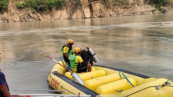 लक्ष्मण झूला बंबई घाट में नहाने के दौरान गंगा में बहा युवक, सर्चिंग ऑपरेशन जारी,अपने चार दोस्तों के साथ आया था घूमने