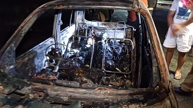 चलती CNG फिट सेंट्रो कार में लगी आग,चार लोग जिंदा जलकर बने कंकाल,शवों की नहीं हो पाई पहचान