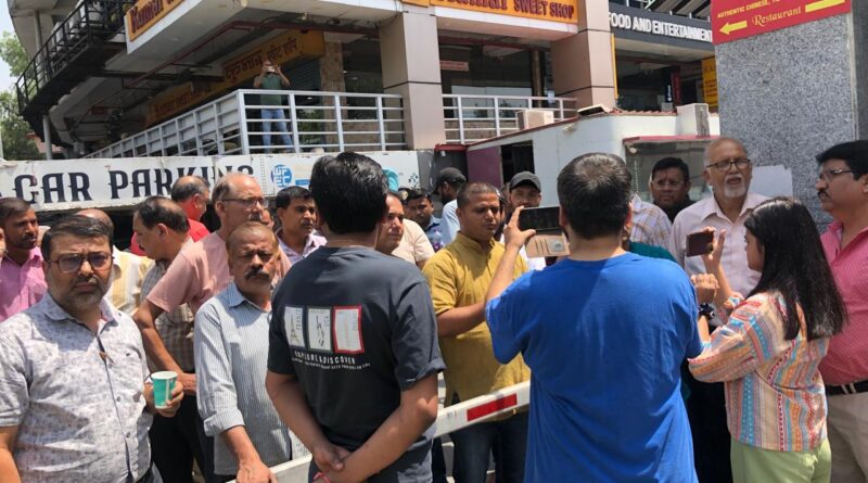 जीटीएम के खिलापफ एमडीडीए कॉम्पलैक्स के व्यापारियों का जोरदार प्रदर्शन,  व्यापार संघ ने दिया जीटीएम के अध्किरियों को एक सप्ताह का अल्टीमेटम