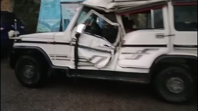 गंगोत्री हाईवे पर सुनगर में हादसा, मध्य प्रदेश के यात्रियों के वाहन पर पहाड़ी से गिरा बोल्डर, एक की मौत