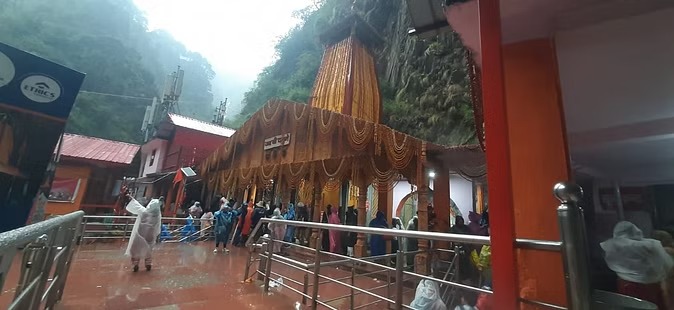 उत्तराखंड में दोपहर बाद बदला मौसम का मिजाज, ऊंचाई वाले क्षेत्रों में हुई झमाझम बारिश,मलबा आने से यमुनोत्री हाईवे बंद