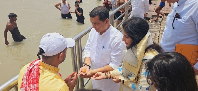 नवनिर्वाचित सांसद अनिल बलूनी ने परिवार संग ऋषिकेश के त्रिवेणीघाट पर किया गंगा पूजन, कहा- सारे वादे जरूर करेंगे पूरे 