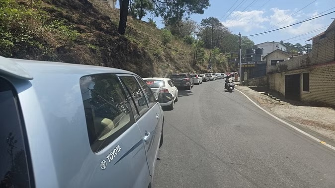 नैनीताल-भवाली में उमड़े पर्यटक, लगा भयंकर जाम,भीषण गर्मी में फंसे पर्यटक, सड़कों पर रेंगती दिखी गाड़ियां