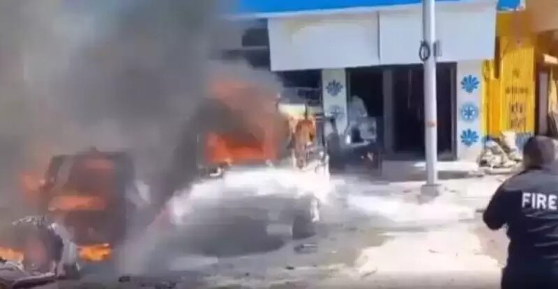 आग का गोला बनी स्कूटी ने दो कारों को मारी टक्कर, तीनों वाहन खाक, चालक झुलसा,मचा हड़कंप