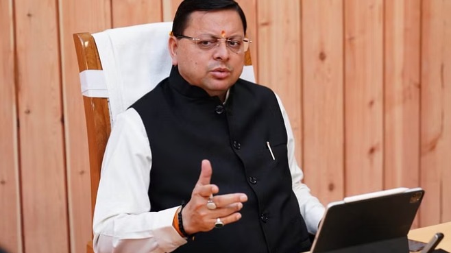मुख्यमंत्री धामी के निर्देश पर विशेष सचिव (मुख्यमंत्री) पराग धकाते एवं स्थानिक आयुक्त अजय मिश्रा ने एम्स में भर्ती घायल वनकर्मियों का जाना हाल-चाल