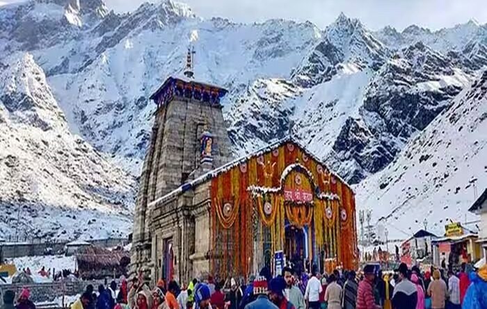 पहाड़ो में फिर बदला मौसम का मिजाज,बारिश- बर्फबारी से बदरीनाथ- केदारनाथ में बढ़ी ठंड
