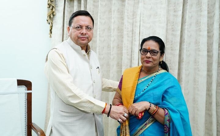मुख्यमंत्री धामी से प्रसिद्ध लोक गायक स्व. हीरा सिंह राणा की धर्मपत्नी विमला राणा व अन्य कलाकारों ने की शिष्टाचार भेंट