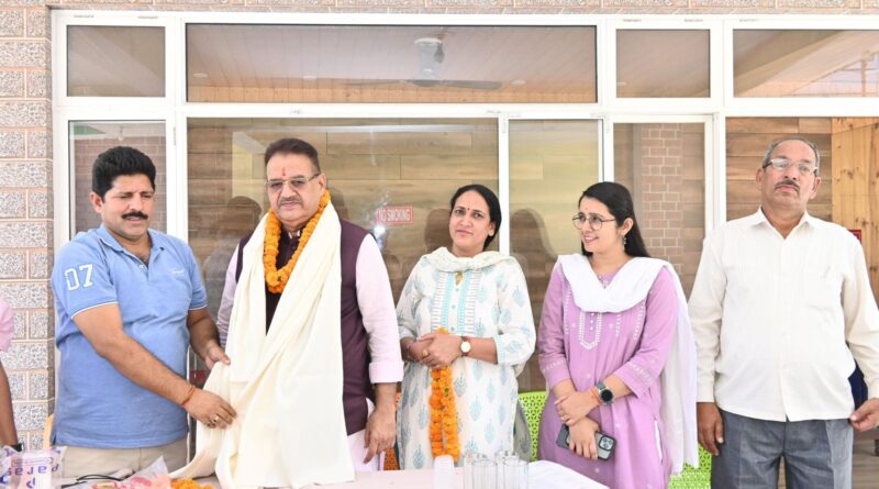 कैबिनेट मंत्री गणेश जोशी का कैम्पटी पहुंचने पर नैनबाग मंडल के पदाधिकारियों एवं स्थानीय लोगों ने किया स्वागत 