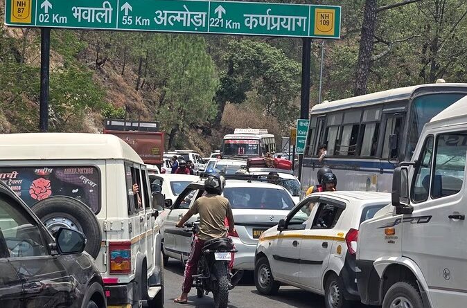 नैनीताल से भवाली और भीमताल में लगा भयंकर जाम, भीषण गर्मी में फंसे पर्यटक, सड़कों पर रेंगती दिखी गाड़ियां