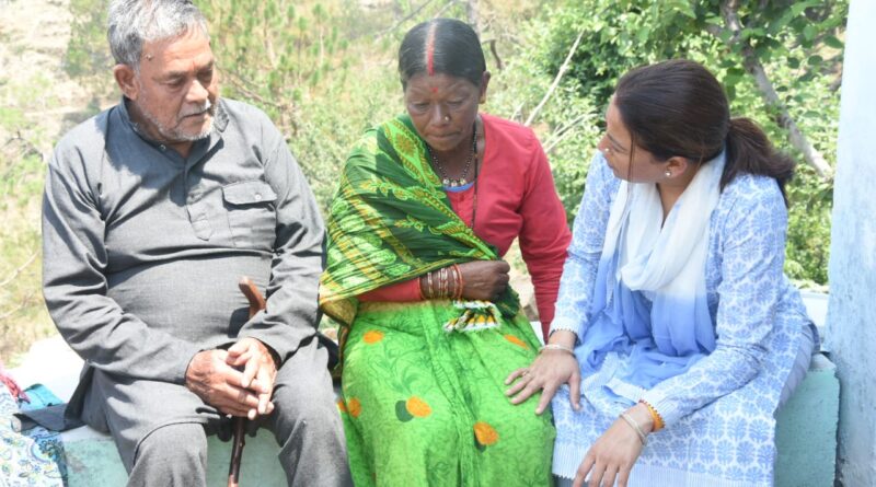 परिजनों का दर्द बांटने पहुंची कैबिनेट मंत्री रेखा आर्या, बिनसर वनाग्नि में मृतक और घायलों के पीड़ित परिजनों से मुलाकात कर बंधाया ढांढस,आर्थिक सहायता राशि के चेक भी किये वितरित