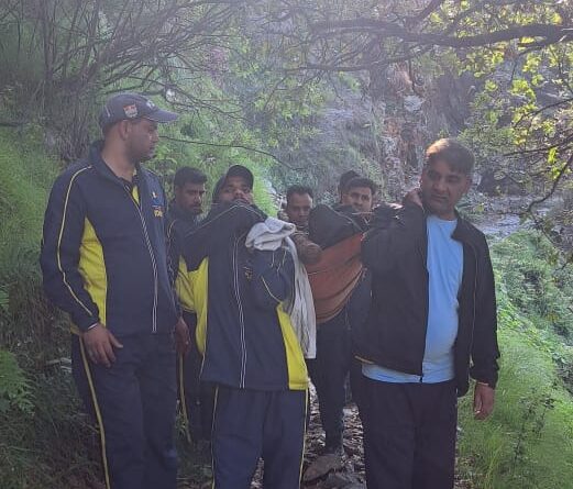 डोडीताल ट्रैक पर फंसे दो ट्रैकर्स, लोनिवि के सहायक अभियंता की हार्टअटैक से मौत, दूसरा सकुशल