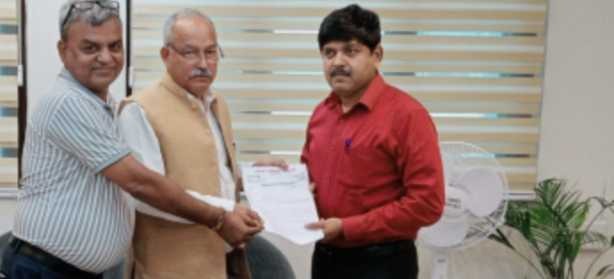 जन संघर्ष मोर्चा के पूर्व उपाध्यक्ष रघुनाथ सिंह नेगी ने ऊर्जा सचिव आर. मीनाक्षी सुंदरम से मुलाकात कर सौंपा ज्ञापन 