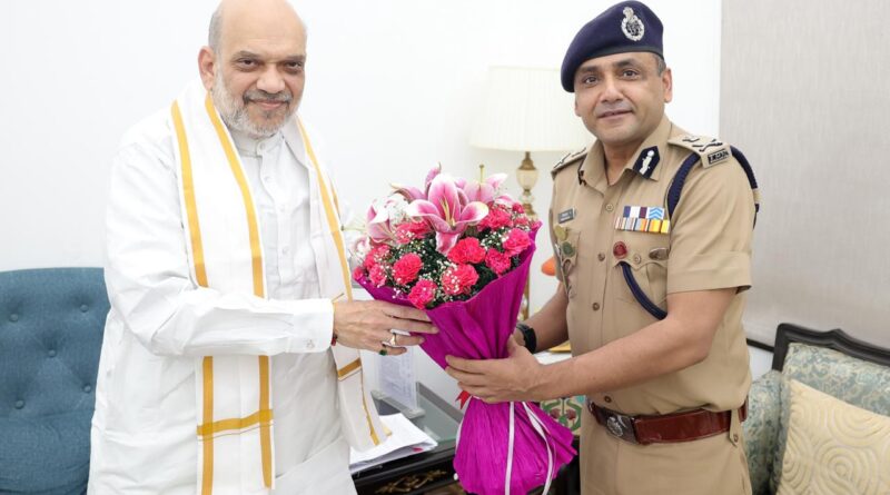 केंद्रीय गृह मंत्री अमित शाह से दिल्ली में पुलिस महानिदेशक अभिनव कुमार ने की शिष्टाचार भेंट, गृह मंत्री ने डीजीपी की थपथपाई पीठ