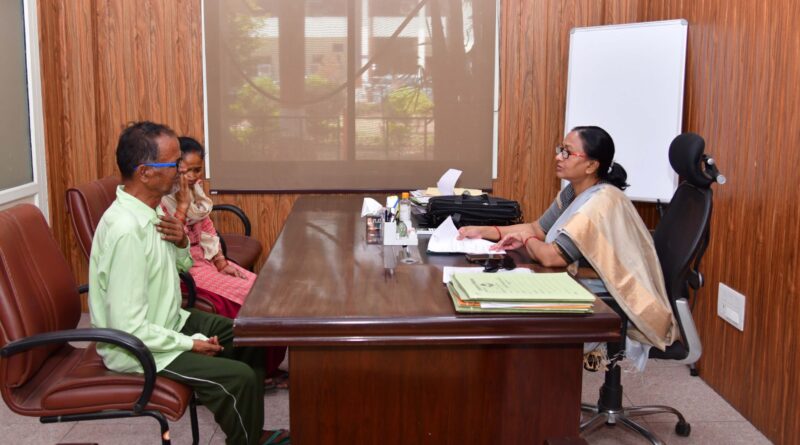 समस्याओं के समाधान के लिए दिव्यांग फरियादियों के पास स्वयं पहुंचती हैं मुख्य सचिव राधा रतूड़ी,दिव्यांगजनों के लिए मुख्य सचिव कार्यालय में की विशेष व्यवस्था