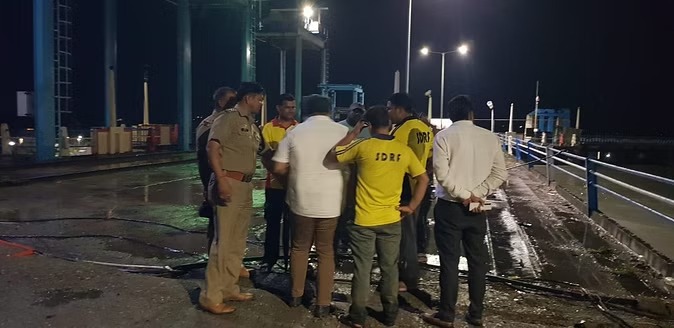 परिजनों से नाराज होकर शक्तिनहर में कूदा बेटा, बचाने को पिता ने भी लगा दी छलांग, दोनों की तलाश जारी