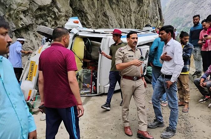 लामबगड़ के पास हादसा, एक बार फिर यात्रियों से भरा टेंपो ट्रैवलर दुर्घटनाग्रस्त, पहाड़ी से टकराकर सड़क पर पलटा