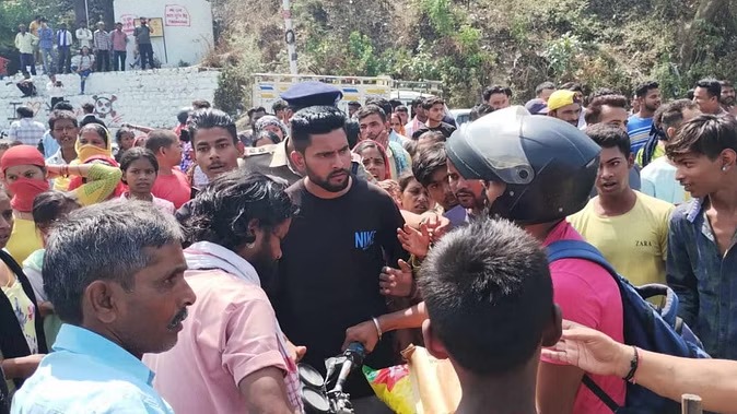 आंखों के सामने आशियाने तोड़फोड़ होते देख, 25 साल की सोनम की सदमे से मौत, आक्रोशित लोगों ने सड़क पर लगाया जाम