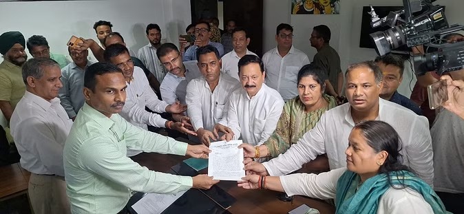 चुनाव आयोग पहुंची कांग्रेस, बदरीनाथ और मंगलौर विधानसभा उपचुनाव में भाजपा के खिलाफ की आचार संहिता उल्लंघन की शिकायत