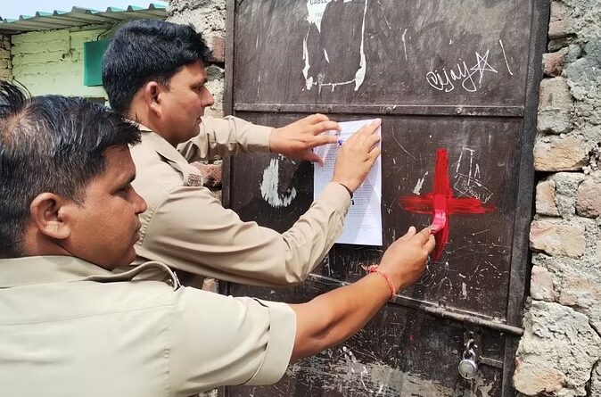 काठबंगला बस्ती में कार्रवाई के विरोध में क्षेत्रवासियों ने जमकर किया प्रदर्शन,नहीं चला अतिक्रमण अभियान,घरों पर लगाए गए लाल निशान