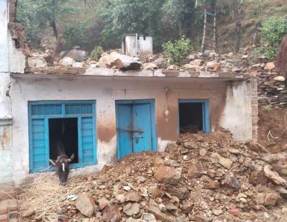 अल्मोड़ा में भारी बारिश के बाद बने आपदा जैसे हालात, कई घरों में घुसा गंदा पानी व मलबा,मकानों से भागे लोग