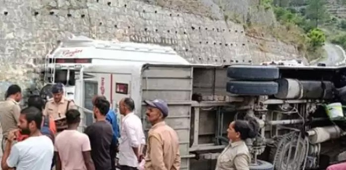 टिहरी में डिवाइडर से टकरा कर पलटी यात्रियों से भरी बस, मची चीख-पुकार