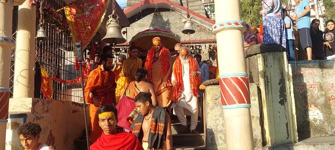 चमोली मंगलम यात्रा के साथ कर्णप्रयाग पहुंचे स्वामी अविमुक्तेश्वरानंद, उमा देवी मंदिर में की पूजा अर्चना, ढोल दमाऊं से यात्रा का किया भव्य स्वागत 