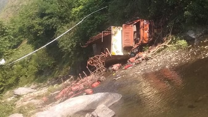 अल्मोड़ा जिले के सेराघाट क्षेत्र में गैस सिलेंडरों से भरा ट्रक नदी में गिरा, ड्राइवर-कंडक्टर की मौत, हल्द्वानी से बड़ीनाग जा रहा था वाहन