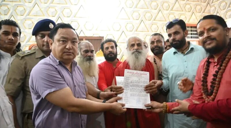 CM Dhami: संत समाज ने मुख्यमंत्री धामी को बताया सनातन धर्म का रक्षक, धामों के मुद्दे पर कड़े कानून बनाने पर सीएम धामी का किया अभिनंदन
