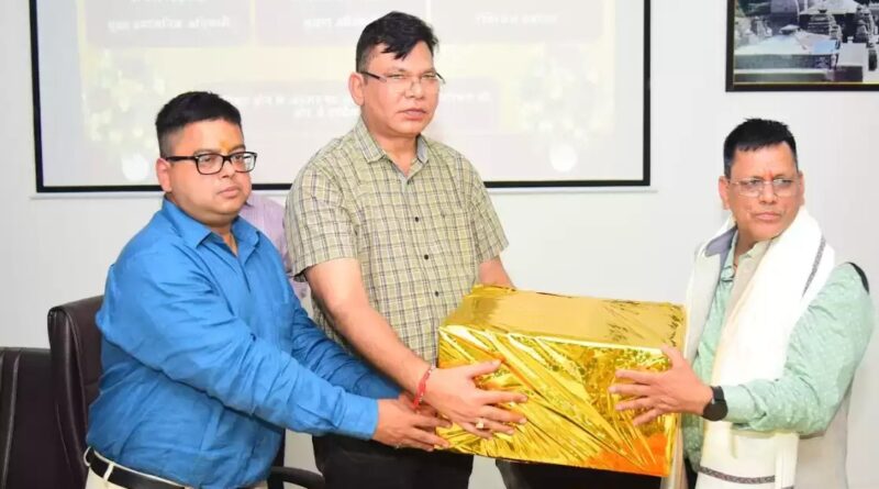 उत्तराखण्ड में सूचना एवं लोक संपर्क विभाग के तीन कार्मिकों को सेवानिवृति पर दी गई भावभीनी विदाई