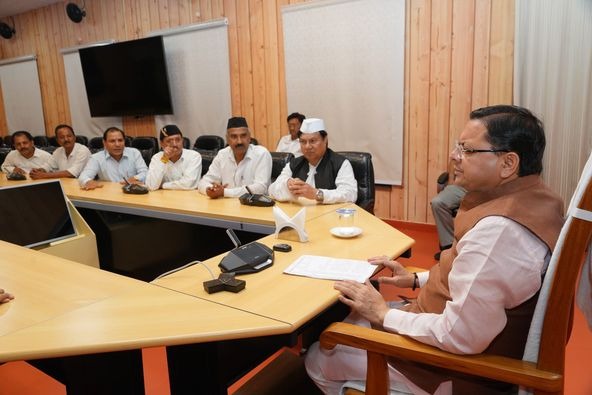 मुख्यमंत्री धामी से उत्तराखण्ड राज्य आंदोलकारी मंच के सदस्यों ने की भेंट 