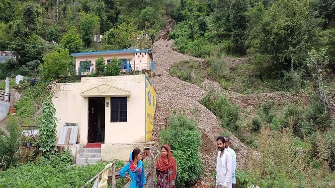 भीमताल में मूसलाधार बारिश के चलते घरों तक पहुंचा पहाड़ी का मलबा, लोगों ने भागकर बचाई जान, विधायक राम सिंह कैड़ा और एसडीएम प्रमोद कुमार ने किया निरीक्षण