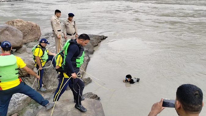 ऋषिकेश में नीम बीच पर गंगा में डूबे दिल्ली के युवक और महिला , तलाश में जुटी पुलिस व एसडीआरएफ की टीम