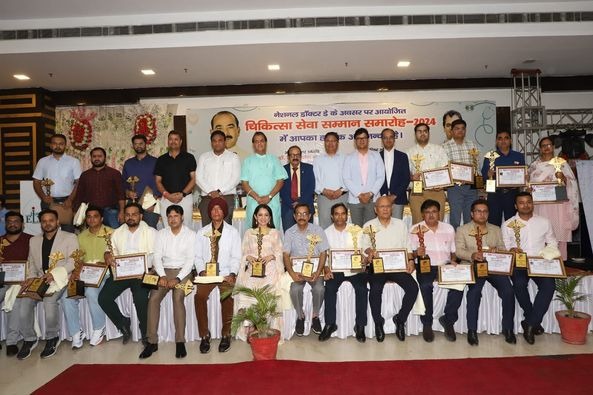 नेशनल डॉक्टर्स डे के अवसर पर देहरादून में उत्तराखंड श्रमजीवी पत्रकार यूनियन व विचार एक नई सोच सामाजिक संगठन द्वारा स्वास्थ्य सेवाओं पर विचार गोष्ठी व चिकित्सा सेवा सम्मान-2024 का किया आयोजन 