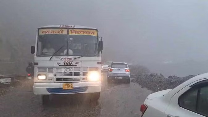 ऋषिकेश-गंगोत्री हाईवे पर सिलवन के पास भारी बारिश से आया मलबा, रास्ता बंद होने से फंसे वाहन