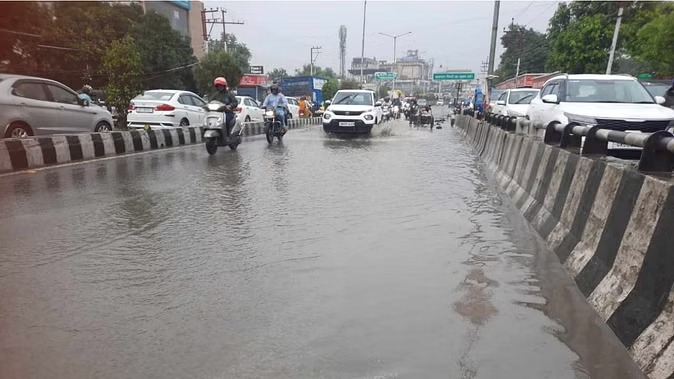 उत्तराखंड में आज भी बिगड़ा मौसम का मिजाज, अलर्ट के बाद देहरादून में जमकर बरसे मेघ, मसूरी में बारिश के बाद छाया कोहरा
