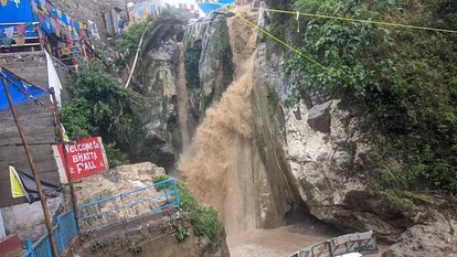 देहरादून में मूसलाधार बारिश से जनजीवन अस्त व्यस्त,उफान पर आया भट्टाफॉल, रौद्र रूप देख घबराए लोग, दुकानों में घुसा पानी