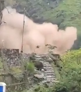 पिथौरागढ़ के धारचूला में आदि कैलाश मोटर मार्ग पर अचानक हुआ भूस्खलन, देखे डरावनी तस्वीरें 