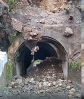 भारी बारिश का रेड अलर्ट,केदारनाथ और केदारघाटी को जोड़ने वाली पुरानी सुरंग के बाहरी तरफ भूस्खलन, यातायात हुआ ठप