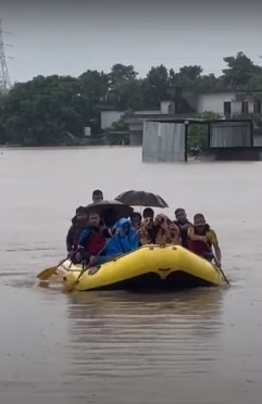 भारी बारिश से उधम सिंह नगर के बनबसा और चकरपुर में बाढ़ जैसे हालात, जलमग्न क्षेत्रों से 200 से अधिक लोग एसडीआरएफ द्वारा रेस्क्यू