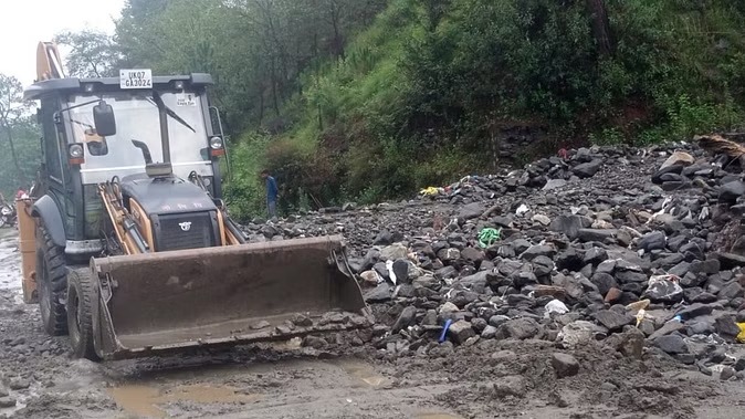 उत्तराखंड में लगातार भारी बारिश की चेतावनी, 25 घंटे बाद खुला बदरीनाथ हाईवे,अब भी 98 मार्ग बंद, प्रशासन मौके पर जुटा