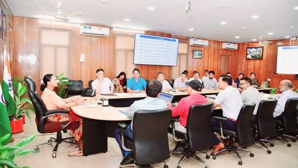 मुख्य सचिव राधा रतूड़ी ने टिहरी झील विकास परियोजना के सम्बन्ध की बैठक, पर्यटन विकास के सभी प्रोजेक्ट में स्थानीय जनता की भागीदारी सुनिश्चित करने के दिए निर्देश 