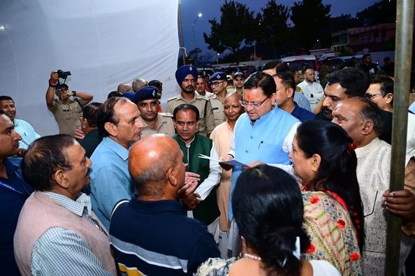 मुख्यमंत्री धामी ने पौड़ी में स्थानीय जनता से मिलकर सुनीं उनकी समस्याएं, भाजपा कार्यकर्ताओं के साथ की बैठक, दिए निर्देश