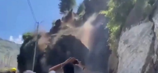 बदरीनाथ हाईवे पर पातालगंगा लंगसी टनल के पास पहाड़ी से हुआ भारी भूस्खलन, सड़क हुई बंद