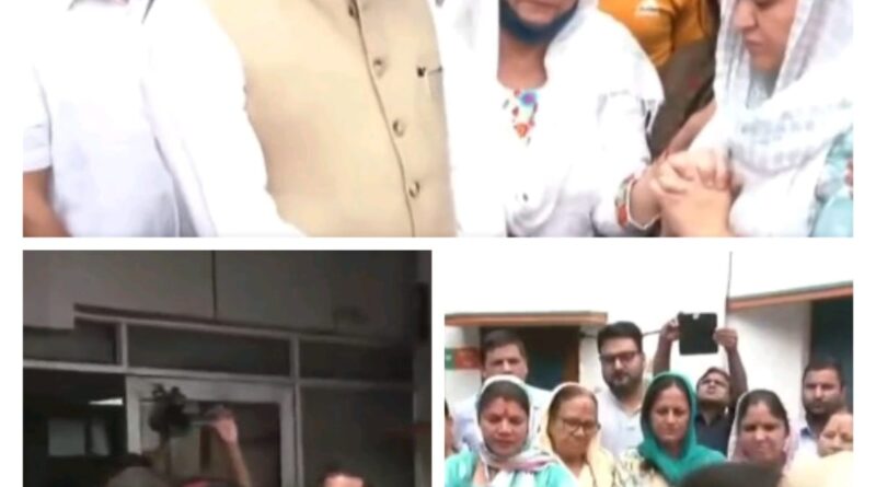 मुख्यमंत्री धामी ने विधानसभा केदारनाथ से विधायक शैलारानी रावत को पुष्प अर्पित कर दी श्रद्धांजलि, परिजनों से बात कर बढाया ढाढ़स
