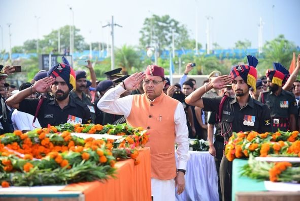 मुख्यमंत्री धामी ने जम्मू कश्मीर में शहीद पांच वीर सपूतों के पार्थिव शरीर पर पुष्प चक्र अर्पित कर दी श्रद्धांजलि, कहा- हम सभी को ‘आप पर गर्व है’