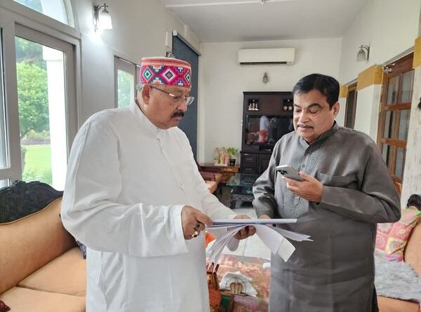 पर्यटन मंत्री सतपाल महाराज ने केंद्रीय सड़क परिवहन मंत्री नितिन गडकरी से की मुलाकात,कैलाश पर्वत के दर्शन प्वाइंट तक रास्ता बनाने का किया अनुरोध