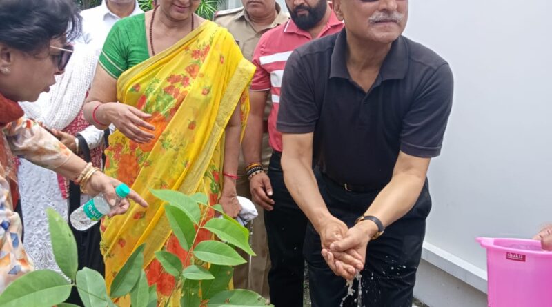 हरेला पर्व के अवसर पर मुख्य सचिव राधा रतूड़ी ने अमलतास  का किया वृक्षारोपण,प्रदेशवासियों विशेषरूप से युवाओं से वृक्षारोपण करने की करी अपील 