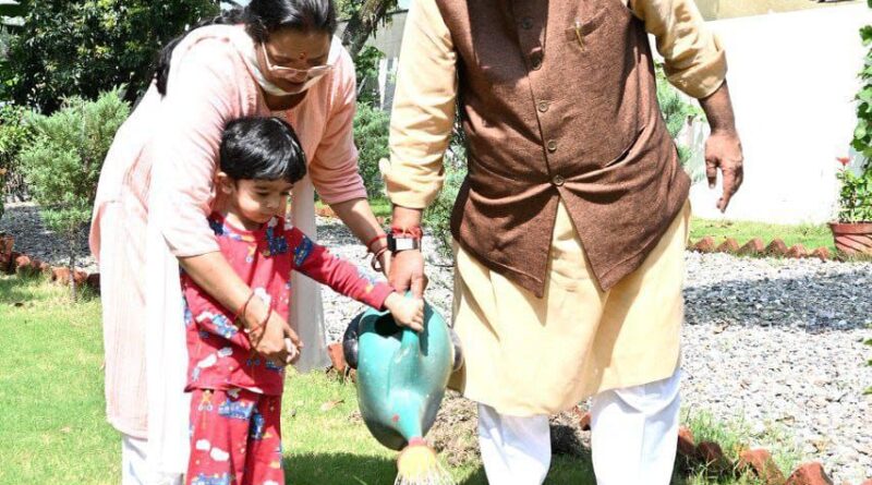 सैनिक  कल्याण मंत्री गणेश जोशी ने लोकपर्व हरेला पर अमर शहीदो की स्मृति में परिवार संग किया वृक्षारोपण 