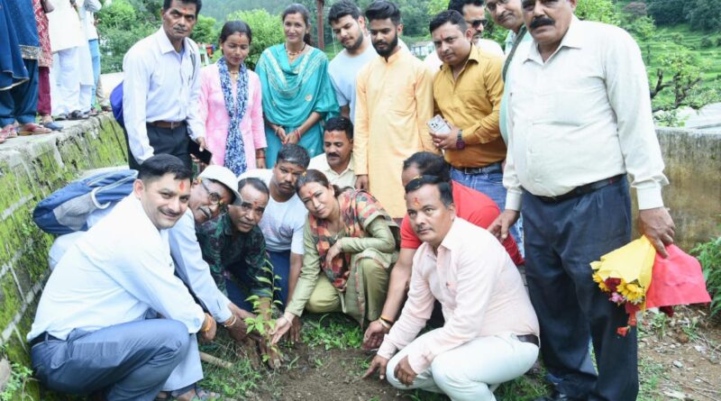कैबिनेट मंत्री रेखा आर्या ने सोमेश्वर विधानसभा के ताकुला ब्लॉक में किया बसौली-सुनौली मोटर मार्ग का लोकापर्ण और बसौली नाईढोल मोटर मार्ग का शिलान्यास,सुनी  जन समस्याएं,समस्याओं के निस्तारण के अधिकारियों को दिए निर्देश