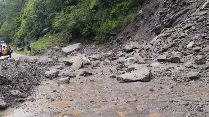 भारी बारिश ने बढ़ाई मुसिबत, गंगोत्री हाईवे पर आया फिर भारी मलबा-बोल्डर, भटवाड़ी और गंगनानी के बीच हुआ बंद